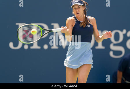 New York, NY - Agosto 31, 2019: Sorana Cirstea (Romania) in azione durante il round 3 di US Open Championship contro Taylor Townsend (USA) a Billie Jean King National Tennis Center Foto Stock