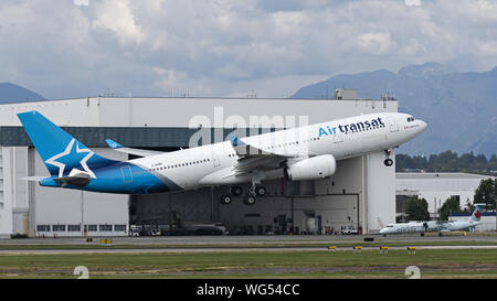 Richmond, British Columbia, Canada. 31 Agosto, 2019. Un Air Transat Airbus A330 (C-GUBH) wide-body aereo jet decolla dall'Aeroporto Internazionale di Vancouver. Credito: Bayne Stanley/ZUMA filo/Alamy Live News Foto Stock