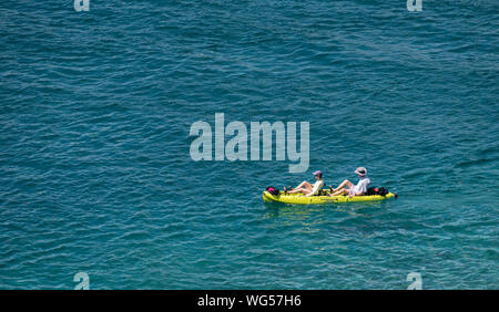 Giovane godendo di una splendida giornata estiva tandem kayak sul gioiello-acqua colorata di Giove in ingresso Giove, Palm Beach County, Florida. (USA) Foto Stock