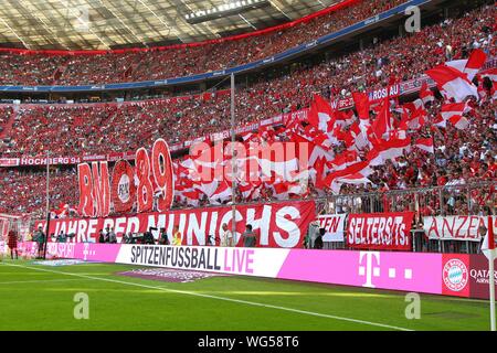 Muenchen, Germania 31 Agosto 2019: 1. BL - 19/20 - FC Bayern Munich Vs. FSV FSV FSV Mainz 05 FC Bayern Monaco, Curva Sud, coreografia, ventilatore curva/ventole/blocco della ventola/funzione/Simbolo Simbolo/foto/caratteristica/dettaglio // DFL regolamenti vietano qualsiasi uso delle immagini come sequenze di immagini e/o quasi-video. // | Utilizzo di tutto il mondo Foto Stock