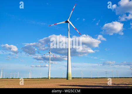 Le turbine eoliche in un campo sterile visto in Germania Foto Stock