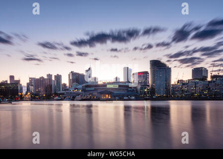 Docklands skyline lunga esposizione all'alba Foto Stock