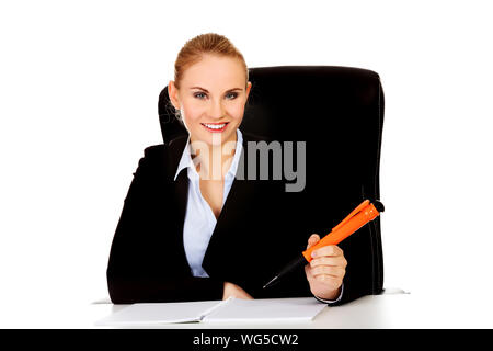 Imprenditrice con tacchi alti sulla scrivania Foto Businesswoman with high heels on desk Stock Photo: 96362085