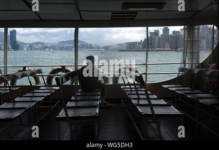 (190901) -- PECHINO, Sett. 1, 2019 (Xinhua) -- un passeggero prende il traghetto Star da Hong Kong Island a Tsim Sha Tsui a Hong Kong, Cina del sud, e il agosto 18, 2019. Hong Kong favorevole dell immagine internazionale e ambiente di business è stata offuscata come violente e dirompente proteste sono in corso da più di due mesi. Il disturbo è diretto ed effetti negativi sull'economia sono visibili nella distribuzione al dettaglio, della ristorazione e industria del turismo, che devono ricorrere a licenziamenti in mezzo il forte calo delle vendite, il numero di clienti e delle entrate. Nel periodo giugno-luglio, un guadagno medio per turi Foto Stock