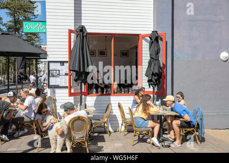 Cafe e ristorante in spiaggia di Manly Sydney su una soleggiata giornata di primavera, Nuovo Galles del Sud, Australia Foto Stock