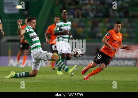 Lisbona. 31 Agosto, 2019. Sebastian Coates (L) di Sporting CP vies con Diego Lopes Rio Ave FC durante il campionato portoghese partita di calcio tra Rio Ave FC e Sporting CP a Luz stadium di Lisbona il 31 agosto, 2019. Credito: Pedro Fiuza/Xinhua Foto Stock