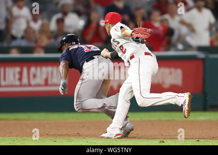 Agosto 30, 2019: Boston Red Sox center fielder Jackie Bradley Jr. (19) viene etichettato in un fatiscente da Los Angeles Angeli shorstop Andrelton Simmons (2) durante la partita tra Boston Red Sox e il Los Angeles gli angeli di Anaheim presso Angel Stadium di Anaheim, CA, (foto di Peter Joneleit, Cal Sport Media) Foto Stock