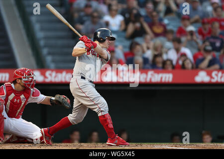 Anaheim, Stati Uniti d'America. 31 Agosto, 2019. Agosto 31, 2019: Boston Red Sox secondo baseman Brock Holt (12) singles durante la partita tra Boston Red Sox e il Los Angeles gli angeli di Anaheim presso Angel Stadium di Anaheim, CA, (foto di Peter Joneleit, Cal Sport Media) Credito: Cal Sport Media/Alamy Live News Foto Stock