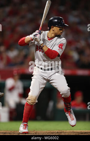 Anaheim, Stati Uniti d'America. 31 Agosto, 2019. Agosto 31, 2019: Boston Red Sox diritto fielder Mookie Betts (50) pipistrelli per la Red Sox durante la partita tra Boston Red Sox e il Los Angeles gli angeli di Anaheim presso Angel Stadium di Anaheim, CA, (foto di Peter Joneleit, Cal Sport Media) Credito: Cal Sport Media/Alamy Live News Foto Stock