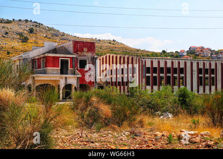 Rogoznica, una città in Bosnia ed Erzegovina, appena oltre il confine dalla Croazia, è ora il recupero da gravi distruzioni causate durante la guerra nei Balcani Foto Stock