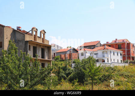 Rogoznica, una città in Bosnia ed Erzegovina, appena oltre il confine dalla Croazia, è ora il recupero da gravi distruzioni causate durante la guerra nei Balcani Foto Stock