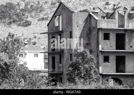 Rogoznica, una città in Bosnia ed Erzegovina, appena oltre il confine dalla Croazia, è ora il recupero da gravi distruzioni causate durante la guerra nei Balcani Foto Stock