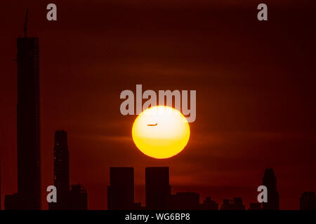 New York, Stati Uniti d'America. Il 30 agosto, 2019. Tramonto su Manhattan è raffigurato da Arthur Ashe Stadium nel Queens, a New York, gli Stati Uniti, il 30 agosto 2019. Credito: Li Muzi/Xinhua/Alamy Live News Foto Stock