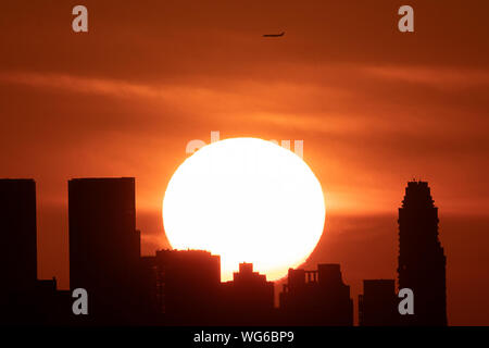 New York, Stati Uniti d'America. Il 30 agosto, 2019. Tramonto su Manhattan è raffigurato da Arthur Ashe Stadium nel Queens, a New York, gli Stati Uniti, il 30 agosto 2019. Credito: Li Muzi/Xinhua/Alamy Live News Foto Stock