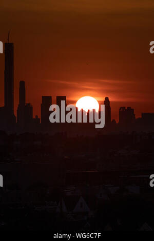 New York, Stati Uniti d'America. Il 30 agosto, 2019. Tramonto su Manhattan è raffigurato da Arthur Ashe Stadium nel Queens, a New York, gli Stati Uniti, il 30 agosto 2019. Credito: Li Muzi/Xinhua/Alamy Live News Foto Stock