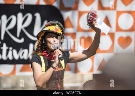 A Canberra, Australia. 31 Agosto, 2019. Un hostess spiega il peperoncino che tutti i concorrenti hanno da mangiare durante il peperoncino di mangiare la concorrenza, parte del quinto mondo Festival di Curry, a Canberra, capitale dell'Australia, 31 Agosto, 2019. Credito: Xinhua/Alamy Live News Foto Stock