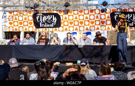 A Canberra, Australia. 31 Agosto, 2019. I concorrenti mangiare chili durante i chili di mangiare la concorrenza, parte del quinto mondo Festival di Curry, a Canberra, capitale dell'Australia, 31 Agosto, 2019. Credito: Xinhua/Alamy Live News Foto Stock