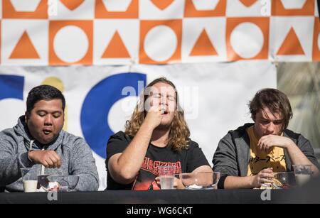 A Canberra, Australia. 31 Agosto, 2019. I concorrenti mangiare chili durante i chili di mangiare la concorrenza, parte del quinto mondo Festival di Curry, a Canberra, capitale dell'Australia, 31 Agosto, 2019. Credito: Xinhua/Alamy Live News Foto Stock