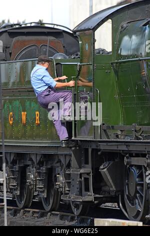 Arrampicata conducente nella cabina del GWR merci pesanti locomotiva 2857 a Kidderminster stazione sul Severn Valley Railway, 31 agosto 2019 Foto Stock