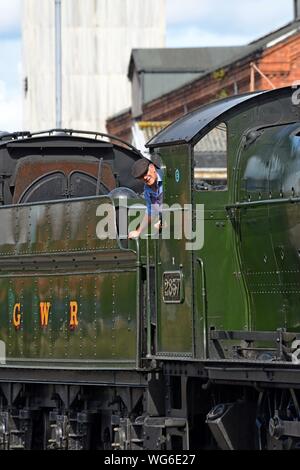 Driver motore guarda fuori della cabina del GWR merci pesanti locomotiva 2857 a Kidderminster stazione sul Severn Valley Railway, 31 agosto 2019 Foto Stock
