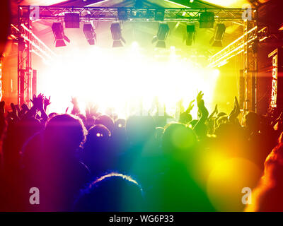 Concerto folla battendo le mani di fronte a bright stage Foto Stock