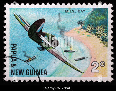 Timbro da Papua Nuova Guinea mostra attacco aereo a Milne Bay, serie XXV anniversario della Guerra del Pacifico, rilasciato nel 1967. Foto Stock