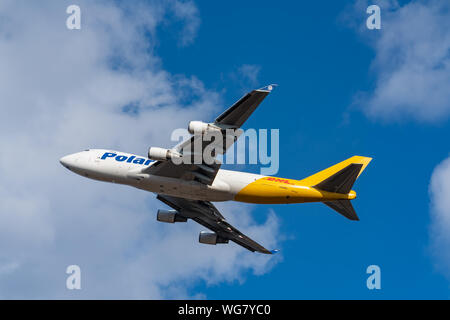 TOKYO, Giappone - GEN. 13, 2019: Polar Air Cargo Boeing 747-400F decollo dall'Aeroporto Internazionale di Narita di Tokyo, Giappone. Foto Stock