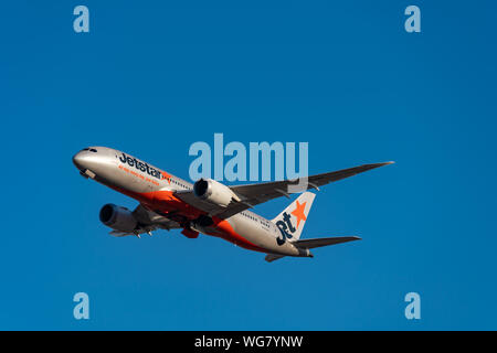 TOKYO, Giappone - GEN. 13, 2019: Jetstar Airways 787-8 Boeing Dreamliner decollo dall'Aeroporto Internazionale di Narita di Tokyo, Giappone. Foto Stock