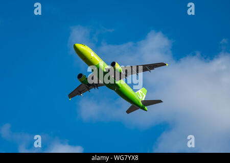 TOKYO, Giappone - GEN. 13, 2019: S7 Airlines Airbus A320-200 decollo dall'Aeroporto Internazionale di Narita di Tokyo, Giappone. Foto Stock