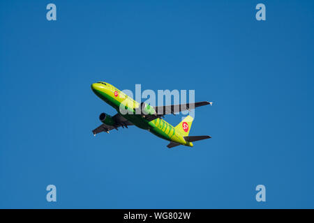 TOKYO, Giappone - GEN. 13, 2019: S7 Airlines Airbus A320-200 decollo dall'Aeroporto Internazionale di Narita di Tokyo, Giappone. Foto Stock