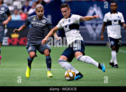 Vancouver, Canada. 31 Agosto, 2019. Maximiliano Moralez (L) di New York City FC con vies Jakob Nerwinski di Vancouver Whitecaps FC durante una stagione regolare partita di calcio tra New York City FC e Vancouver Whitecaps FC presso il Major League Soccer in Vancouver, Canada, 31 Agosto, 2019. Credito: Andrew Soong/Xinhua Foto Stock