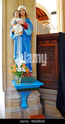 Una vista di una statua della Madonna e il bambino nella chiesa parrocchiale di San Nicola a Wells-next-il-Mare, Norfolk, Inghilterra, Regno Unito, Europa. Foto Stock