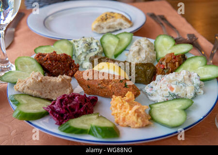 Bagno turco Mezzer piatto con una varietà di alimenti e verdure Foto Stock