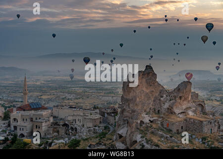 La visita alle grotte e palloncini in Cappadocia, Turchia Foto Stock