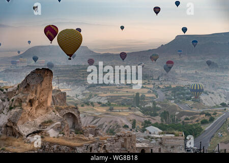 La visita alle grotte e palloncini in Cappadocia, Turchia Foto Stock