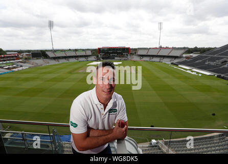 Ex Inghilterra cricket player Simon Jones pone davanti alla via Specsavers ceneri serie corrispondono a Old Trafford, Manchester. Foto Stock