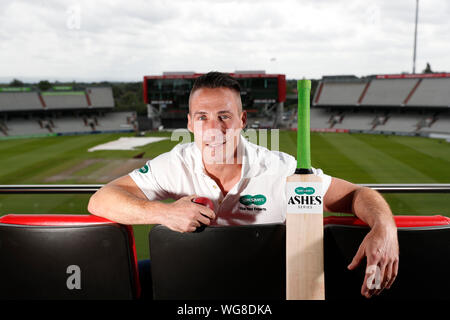 Ex Inghilterra cricket player Simon Jones pone davanti alla via Specsavers ceneri serie corrispondono a Old Trafford, Manchester. Foto Stock