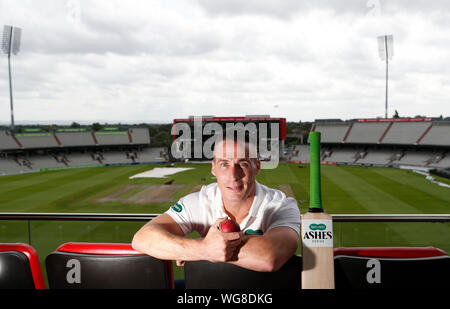 Ex Inghilterra cricket player Simon Jones pone davanti alla via Specsavers ceneri serie corrispondono a Old Trafford, Manchester. Foto Stock