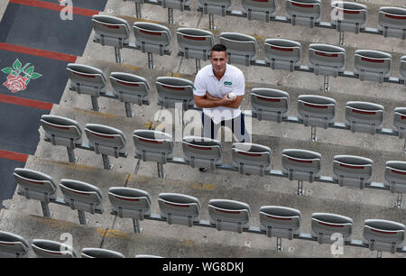 Ex Inghilterra cricket player Simon Jones pone davanti alla via Specsavers ceneri serie corrispondono a Old Trafford, Manchester. Foto Stock