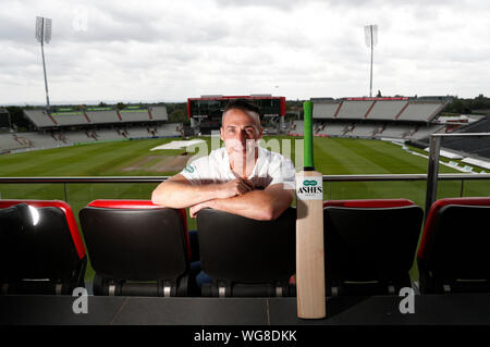 Ex Inghilterra cricket player Simon Jones pone davanti alla via Specsavers ceneri serie corrispondono a Old Trafford, Manchester. Foto Stock