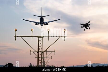 Drone battenti all'aeroporto nei pressi di un aeromobile che conduce ad un eventuale urto o incidente. Illegale volo UAV all'interno dell'aeroporto montage concettuale Foto Stock