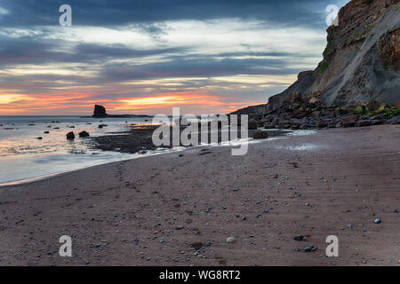 Sunrise a Saltwick Bay a nord Yorkshire costa vicino a Whitby Foto Stock