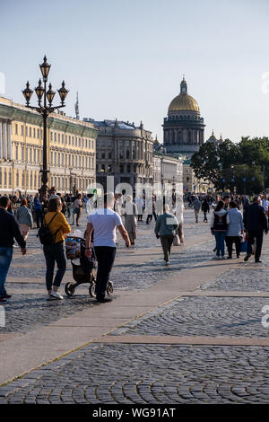 ST. PETERSBURG, Russia - 6 agosto 2019: vista sulla cupola di San Isacco Cattedrale dalla Piazza del Palazzo Foto Stock