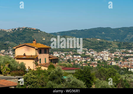Paesaggio rurale da Buggiano Castello, storica cittadina nei pressi di Pescia, Pistoia, Toscana, Italia, con alberi di olivo. Foto Stock