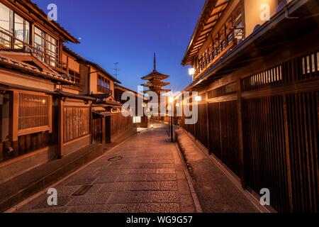 Lane di Yasaka dori vicolo storico nel centro storico con case tradizionali giapponesi, posteriore a cinque piani pagoda Yasaka del Hokanji buddista Foto Stock