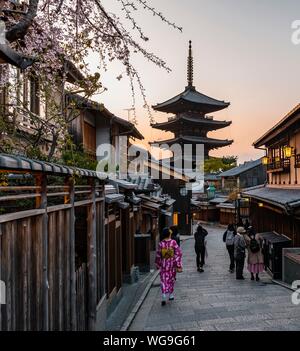 Zona pedonale con kimono di Yasaka dori strada storica nel centro storico con case tradizionali giapponesi, dietro a cinque piani pagoda Yasaka del Foto Stock