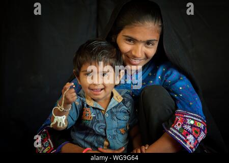 Rabari Giovane Donna con bambino in abiti tradizionali, ritratto, grande Rann di Kutch, Gujarat, India Foto Stock