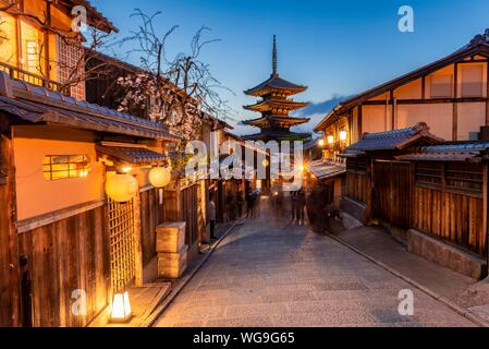 Pedone in un vicoletto di Yasaka dori vicolo storico nel centro storico con case tradizionali giapponesi, posteriore a cinque piani pagoda Yasaka del Foto Stock