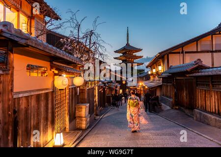 Donna in kimono in una corsia di Yasaka dori vicolo storico nel centro storico con case tradizionali giapponesi, dietro a cinque piani pagoda Yasaka del Foto Stock