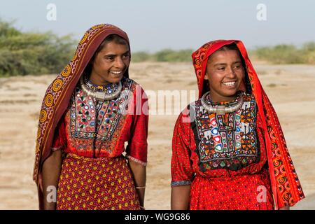 Due donne Fakirani nei tradizionali abiti colorati sorridente, grande Rann di Kutch, Gujarat, India Foto Stock